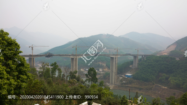 正在建設(shè)中的橋