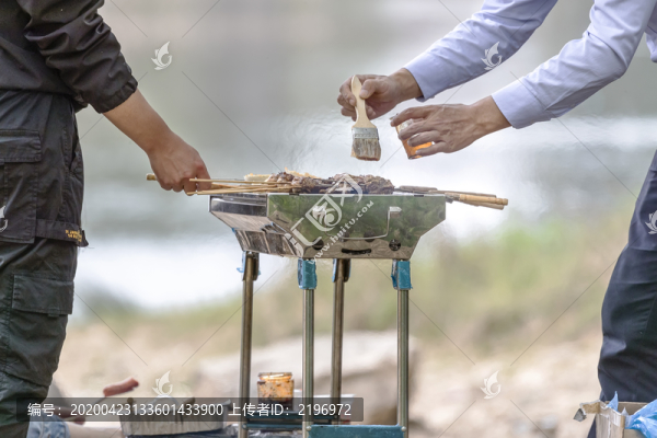 兩位男人野外烤肉