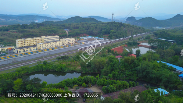 復(fù)興號奔馳在廣袤大地
