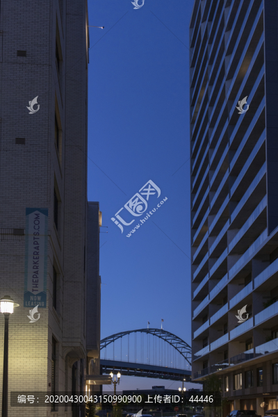 城市中的高速公路橋