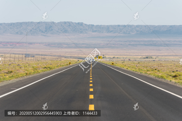 中國西北部新疆戈壁中的柏油公路