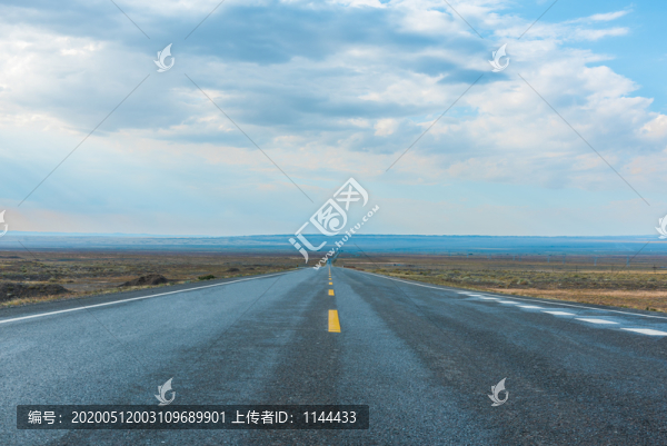 中國西北部新疆戈壁中的柏油公路