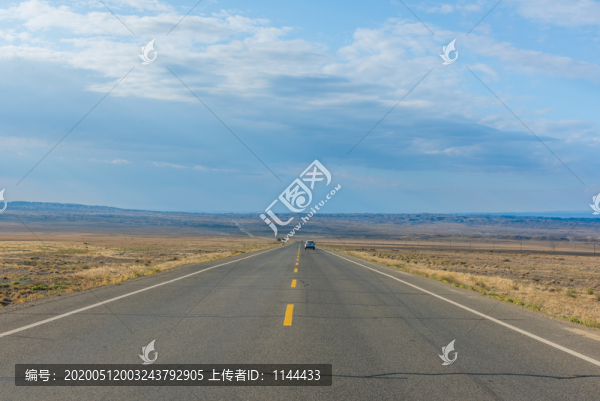 中國西北部新疆戈壁中的柏油公路