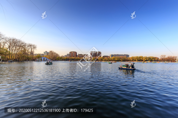 北京玉淵潭公園東湖中堤橋傍晚