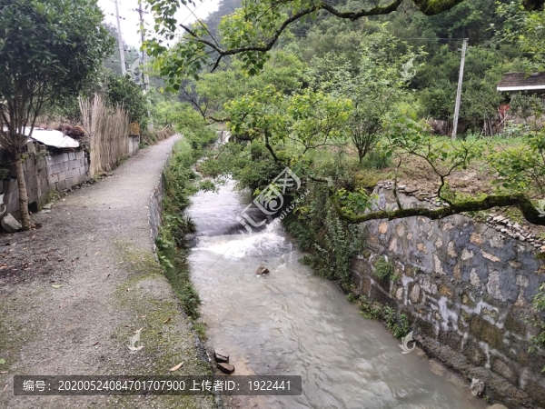 小河流水