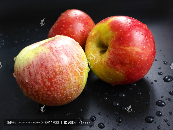 黑底鮮蘋果