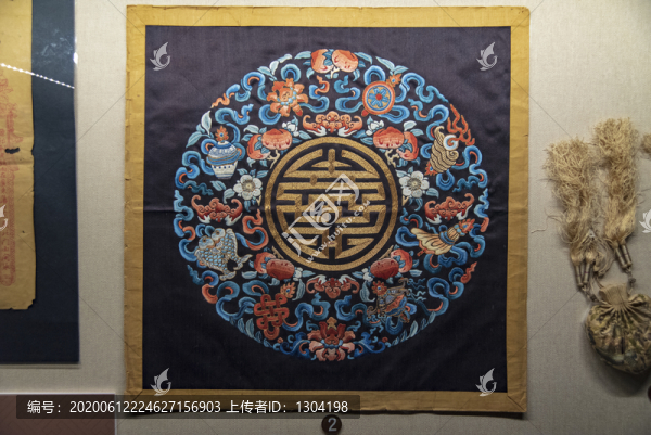 廣繡青緞地吉祥金壽字團(tuán)花紋補(bǔ)子