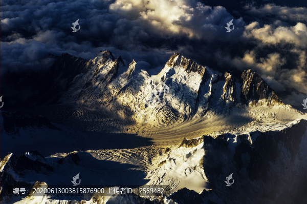 云中雪山