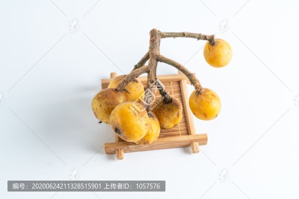 白背景的高清枇杷