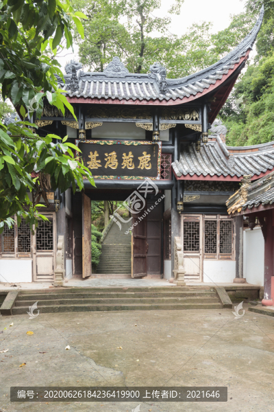 雨后的飛檐青瓦古建筑