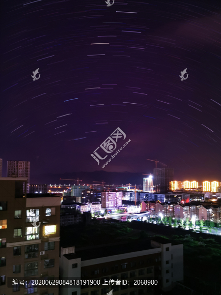夜色城市中的星軌