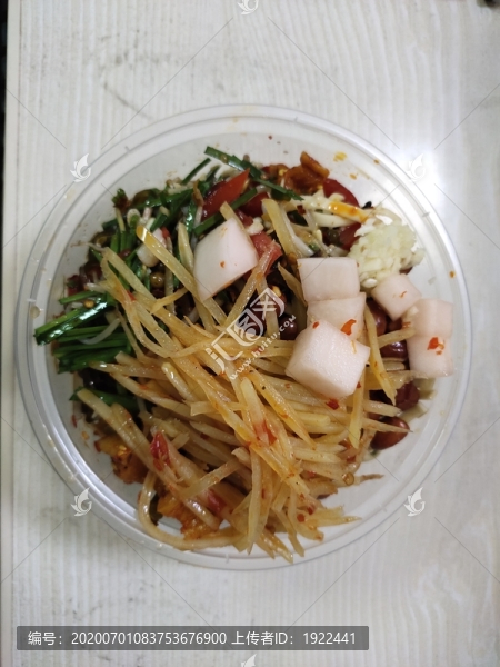 一碗涼面與配菜
