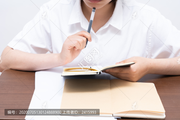 高考加油學(xué)生寫作業(yè)