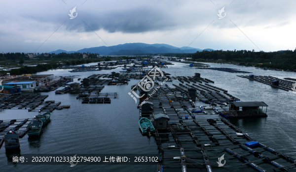 河面漁排上漁民的房子