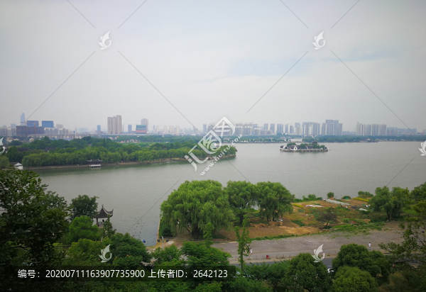 公園湖泊大景