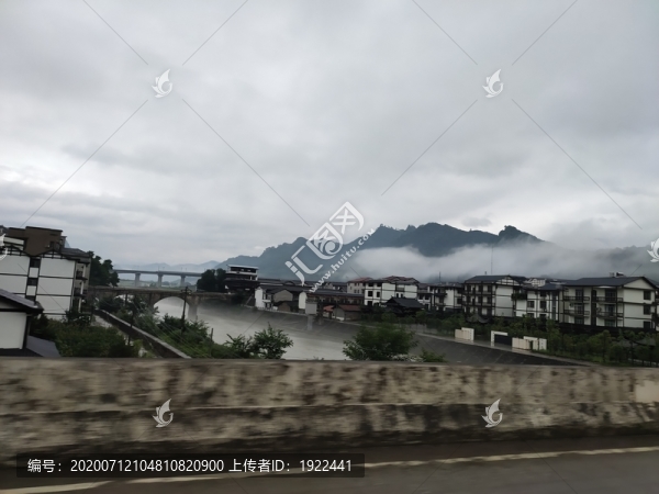 江邊鄉(xiāng)村小鎮(zhèn)的早晨