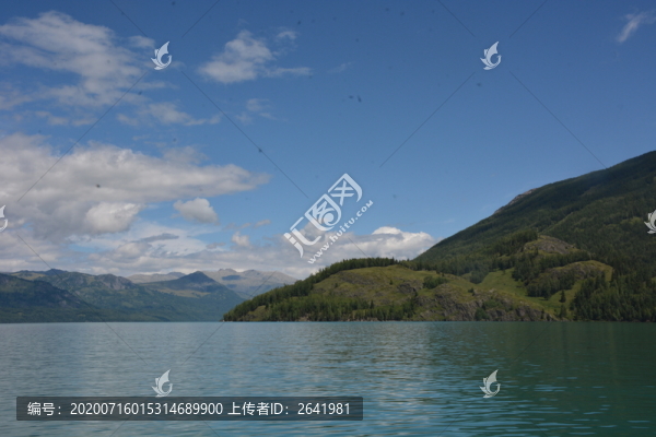 夏天的新疆喀納斯湖