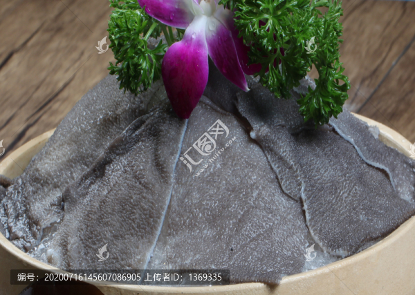 大片新鮮牛肚
