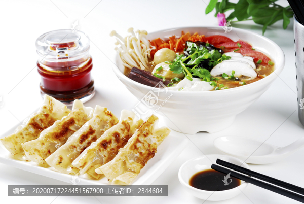 臺(tái)式豬肉鍋貼配酸辣湯