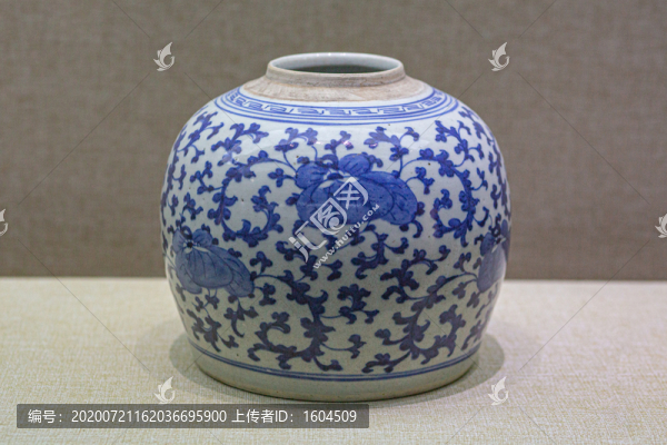 清代青花勾蓮紋罐