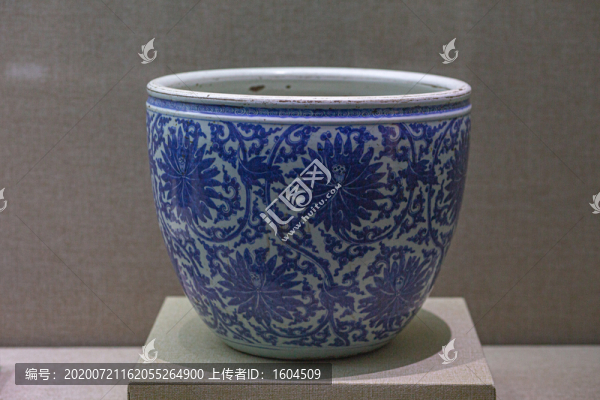 清代青花纏枝蓮紋缸