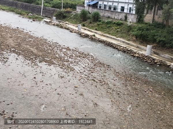 小河流水