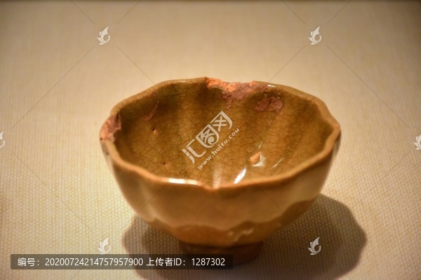 元代龍泉窯花瓣形瓷盞