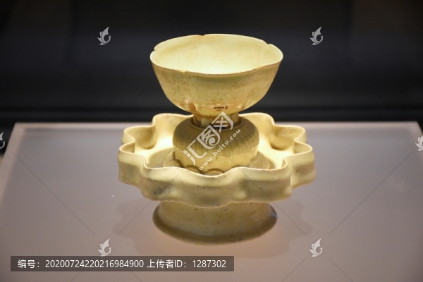 宋代青白瓷花形盞托