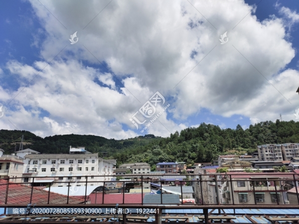 藍天白云與民居