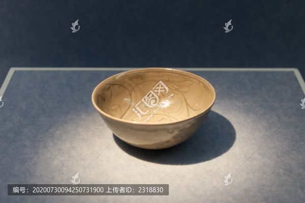 蓮荷刻花碗