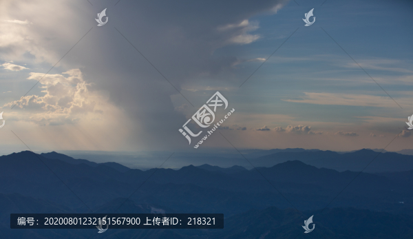 高山藍天白云風車