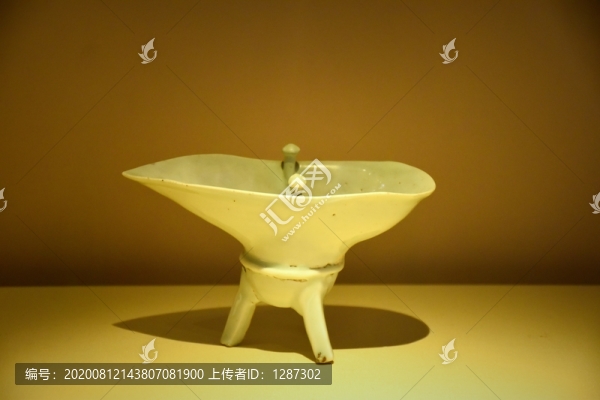 明代白釉爵杯
