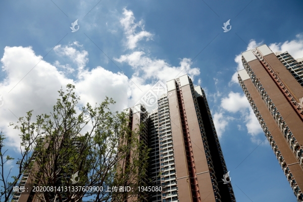 仰拍高層住宅樓