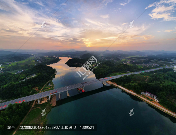 河流晚霞