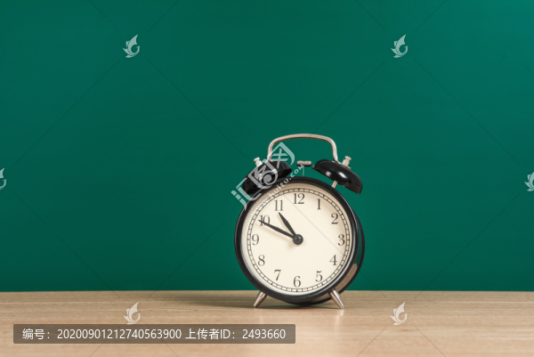 課桌上的鬧鐘