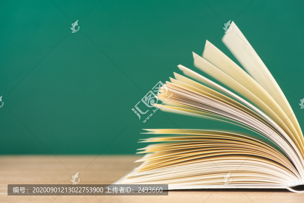 課桌上打開的書本