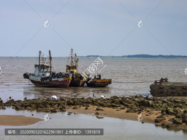 停泊在海邊的漁船