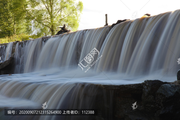 山泉瀑布美麗風景高山流水小溪