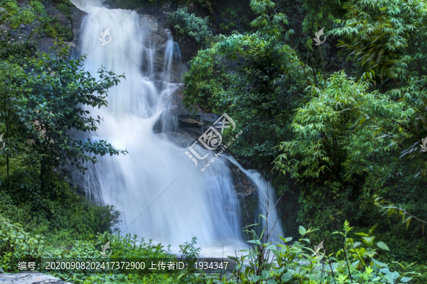 高山流水自成溪