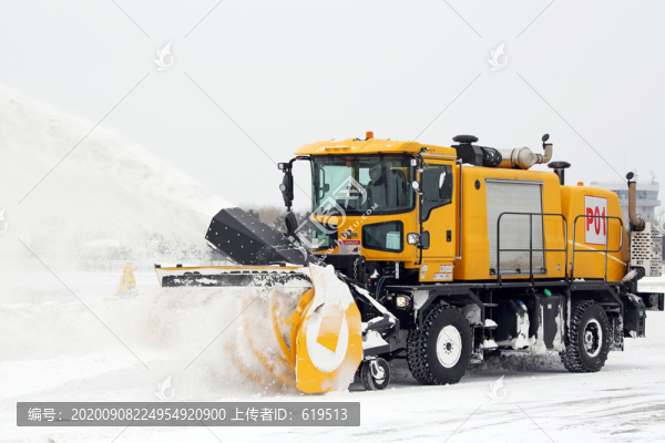 機場除雪作業(yè)中的大型拋雪車