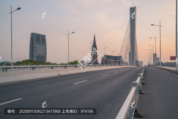 中國蘇州斜拉索大橋和城市建筑