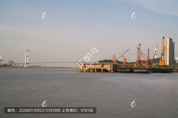 中國(guó)江蘇江陰長(zhǎng)江大橋和港口風(fēng)光