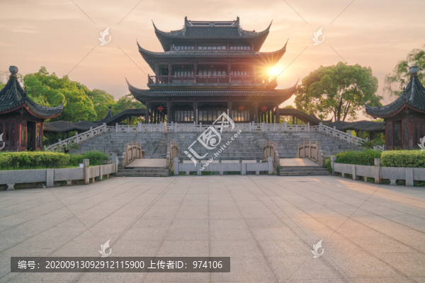 中國(guó)蘇州落日下的盤門三景古建筑