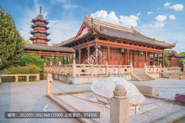 中國蘇州藍天白云下的山塘街古鎮(zhèn)
