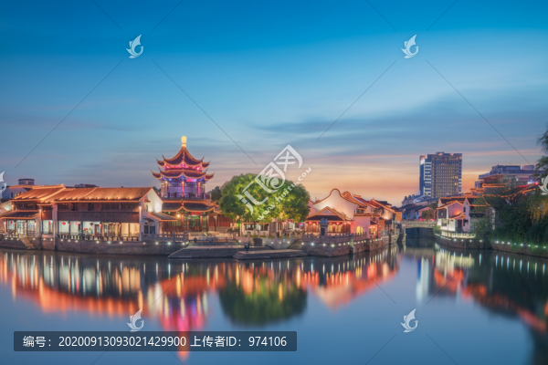 中國蘇州夜幕下的山塘街古鎮(zhèn)