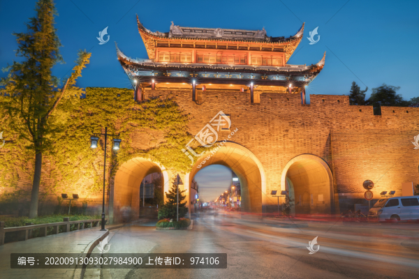 中國蘇州閶門古城門古建筑夜景