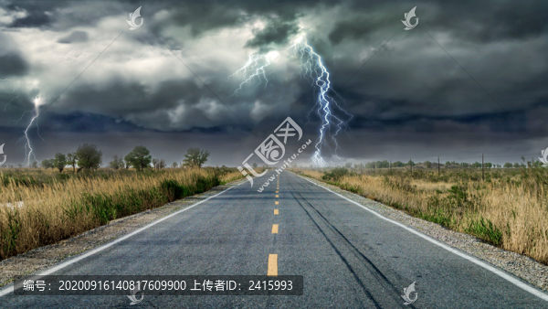 烏云公路閃電陰天暴風(fēng)雨