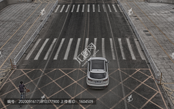 斑馬線上的汽車