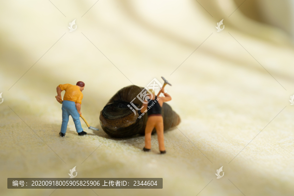 挖螺螄的微縮人物模型