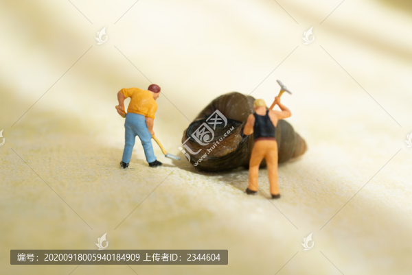 挖螺螄的微縮人物模型